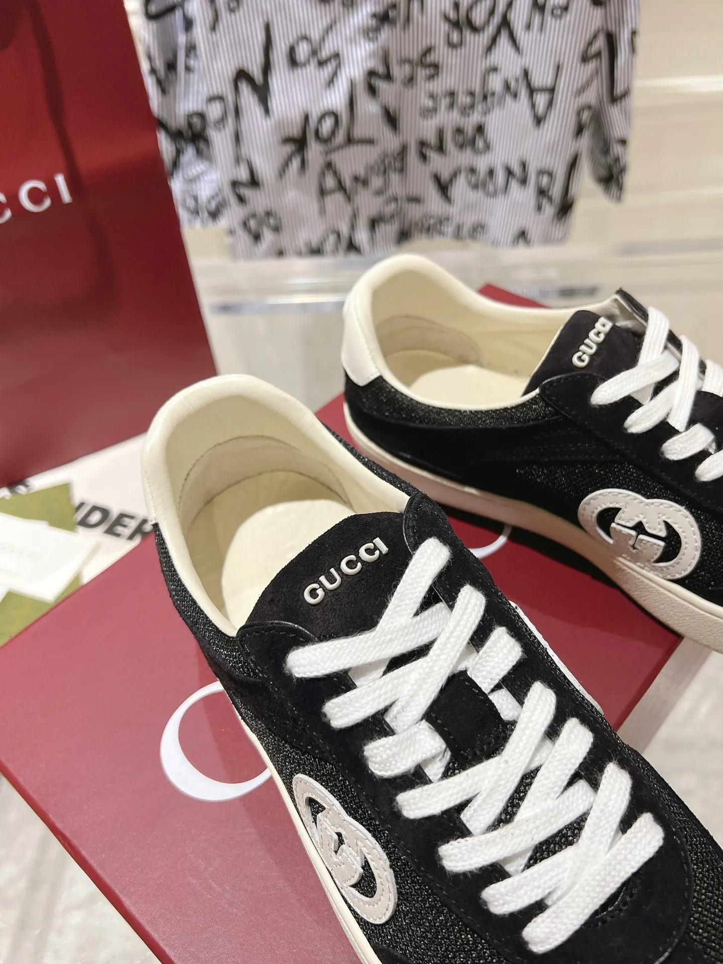 👟👟Ex-factory price 540👟👟Men's size +10 New upgraded version🔥Gucci 2024 new white shoes casual shoes hot recommendation, original TPU soles, original fabrics, original sheepskin lining sheepskin feet🔥Original cover craftsmanship is reproduced one to one! The pursuit of ultimate comfort! 🔥🔥 [Love] Fabric: Imported cow suede + mesh [Love] Packing: Counter-matched red shoe box ➕ Aviation airplane box [Love] Code number: 35-45